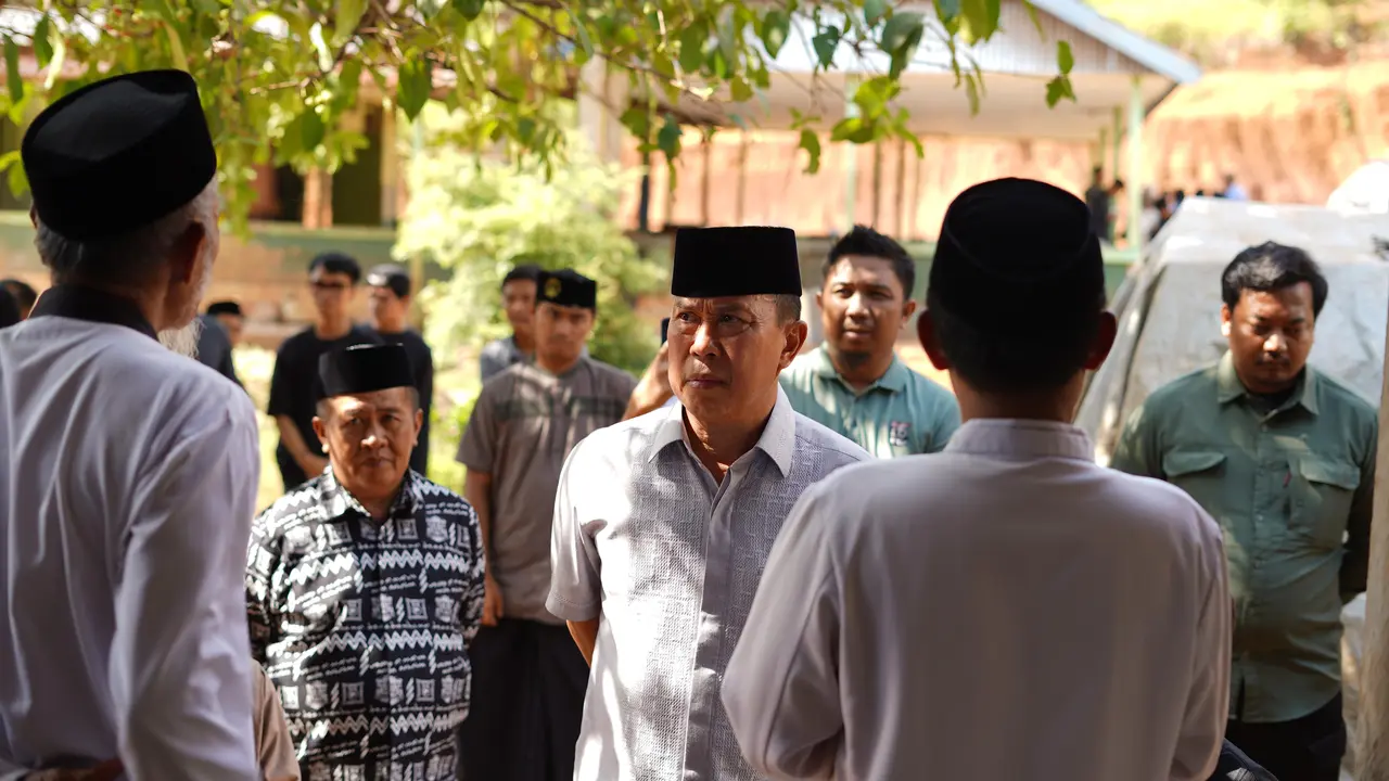 Bakal calon gubernur Sulawesi Tenggara, Andi Sumangerukka memperingati Maulid Nabi Muhammad SAW dengan bersilahturahmi ke dua panti asuhan di Kabupaten Kolaka.