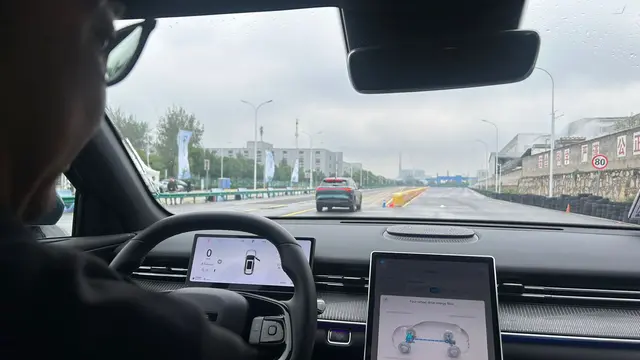 Test drive mobil LEPAS L8 di close track milik Chery di Wuhu, Cina (Liputan6.com/Idris Rusadi Putra)