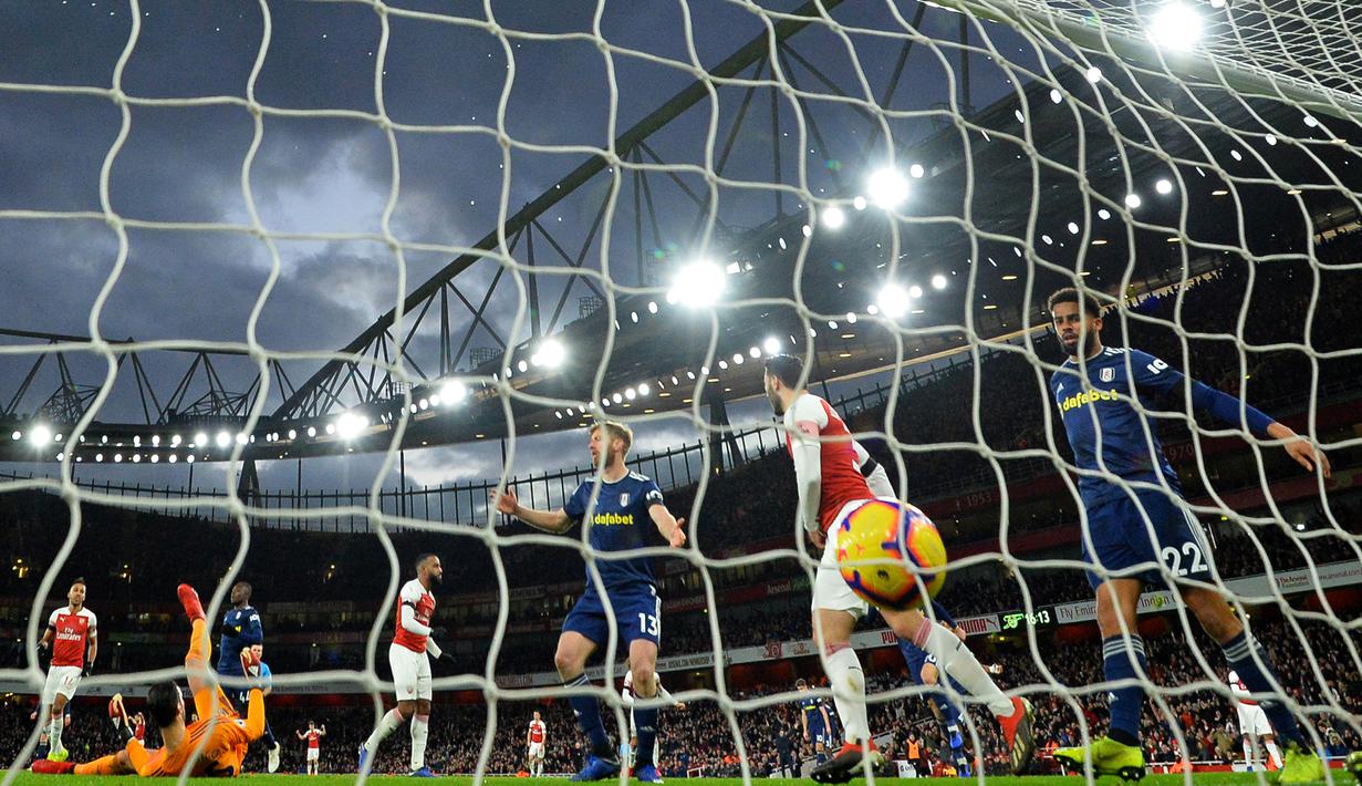 Proses terjadinya gol yang dicetak striker Arsenal, Alexandre Lacazette, ke gawang Fulham pada laga Premier League di Stadion Emirates, London, Selasa (1/1). Arsenal menang 5-1 atas Fulham. (AFP/Glyn Kirk)