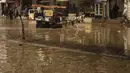 Seorang pedagang mengendarai kereta keledainya di jalan yang banjir saat hujan lebat di Kota Gaza, Selasa (8/11/2022). Hujan deras menyebabkan banjir bandang di Jalur Gaza pada hari Selasa, di mana infrastruktur yang bobrok sering membuat air banjir tidak surut, memperpanjang kerusakan. (AP Photo/Adel Hana)