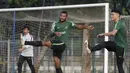 Pemain Timnas Indonesia U-22, Marinus Wanewar, melakukan pemanasan saat latihan di Lapangan ABC Senayan, Jakarta, Senin (7/1). Latihan ini merupakan persiapan jelang Piala AFF U-22. (Bola.com/Vitalis Yogi Trisna)