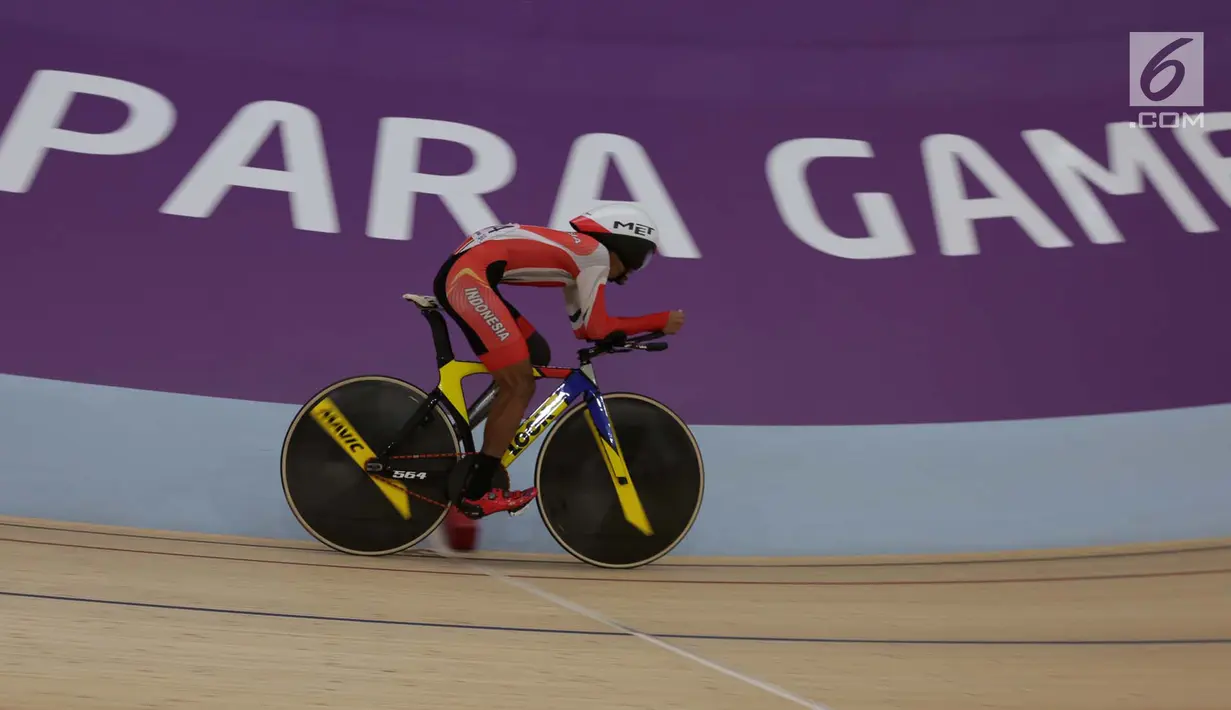 Pebalap sepeda Indonesia, M. Fadli Imammuddin   saat bertanding pada nomor 4000 meter individual pursuit C4, Jakarta Timur, Jumat (12/10). M. Fadli mengalahkan  pebalap Malaysia Mohd Najib dan Singh Harinder dari India. (Merdeka.com/Imam Buhori)
