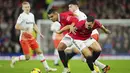 <p>Pemain Manchester United Diogo Dalot dan Casemiro berebut bola dengan pemain West Ham Declan Rice selama pertandingan lanjutan Liga Inggris di stadion Old Trafford di Manchester, Inggris, Minggu, 30 Oktober 2022. Manchester United menang atas West Ham 1-0. (AP Photo/Jon Super)</p>