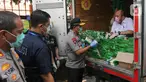 Kapolda Metro Jaya Irjen Nana Sudjana saat meninjau Operasi Pasar di Pasar Palmerah, Jakarta, Jumat (20/3/2020). Kapolda Metro Jaya Irjen Nana Sudjana bersama Satgas Pangan Ditreskrimsus Polda Metro Jaya melakukan pemantauan langsung untuk mencegah panic buying. (Liputan6.com/Fery Pradolo)