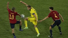 Gelandang Swedia, Viktor Claesson (tengah) mengontrol bola dari kawalan dua pemain Spanyol, Thiago dan Pau Torres pada pertandingan grup E Euro 2020 di stadion La Cartuja di Seville, Spanyol, Senin (14/6/2021). Spanyol bermain imbang atas Swedia 0-0. (Julio Munoz/Pool via AP)