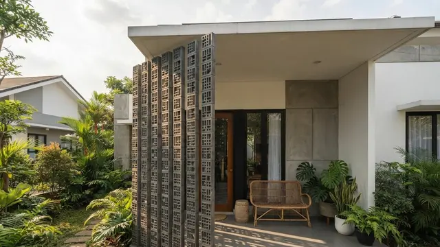 Model Teras Rumah dengan Roster Vertikal untuk Privasi Maksimal