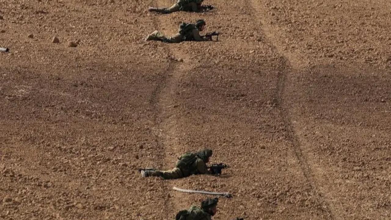 Tentara Israel saat mengambil posisinya di sebuah lapangan pada (10/10/2023), beberapa hari setelah serangan dadakan kelompok Hamas di Kibbutz Kfar Aza.