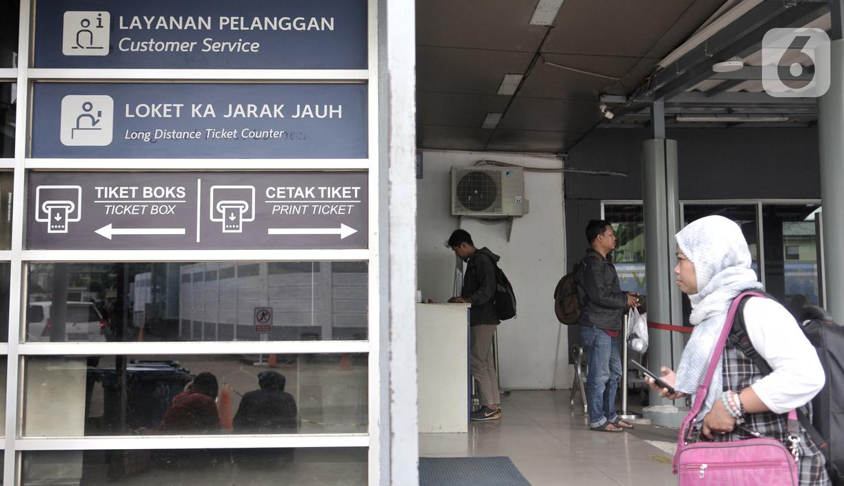 Kesibukan calon penumpang di Stasiun Pasar Senen, Jakarta, Senin (17/2/2020). Tiket Mudik Lebaran 2020 sudah dapat dipesan melalui website PT KAI, aplikasi KAI Access, loket di stasiun keberangkatan, dan seluruh saluran penjualan resmi PT KAI lainnya. (merdeka.com/Iqbal Nugroho)