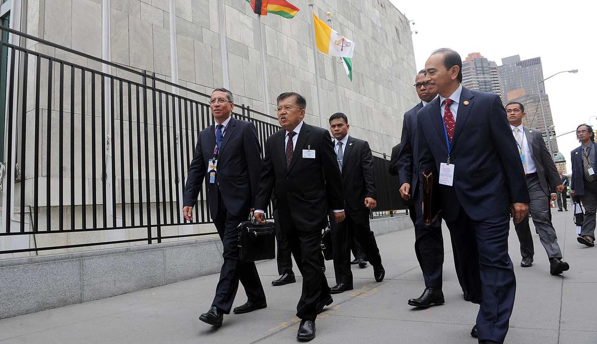 Wakil Presiden Jusuf Kalla berjalan kaki menuju markas Perserikatan Bangsa-bangsa (PBB) di New York, AS, Senin (18/09) waktu setempat. Jusuf Kalla akan memimpin delegasi Indonesia dalam sidang majelis umum Badan PBB ke-72. (Liputan6.com/Tim Media Wapres)