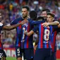 Para pemain Barcelona merayakan gol yang dicetak Pedri ke gawang Real&nbsp;Valladolid dalam lanjutan Liga Spanyol 2022/2023.&nbsp;(AP Photo/Joan Monfort)