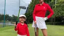<p>Amaira dan Farah Quinn kerap kenakan pakaian kembaran. Contohnya pakaian saat bermain golf bersama. (FOTO: instagram.com/farahquinnofficial/)</p>