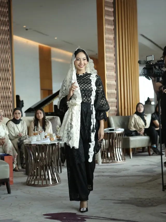 Tampilan Elegan Puteri Indonesia dalam Balutan Busana Muslim Bernuansa Mesir Kuno dari Ellaya