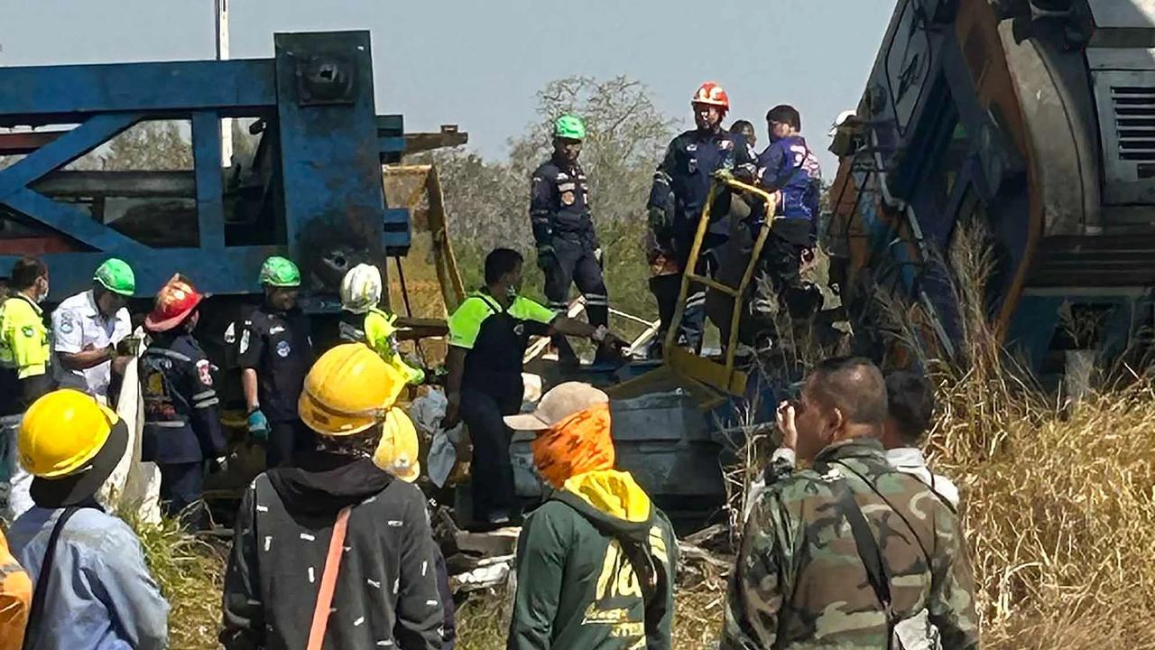 FOTO: Crane Konstruksi Jatuh Timpa Kereta Penumpang di Thailand