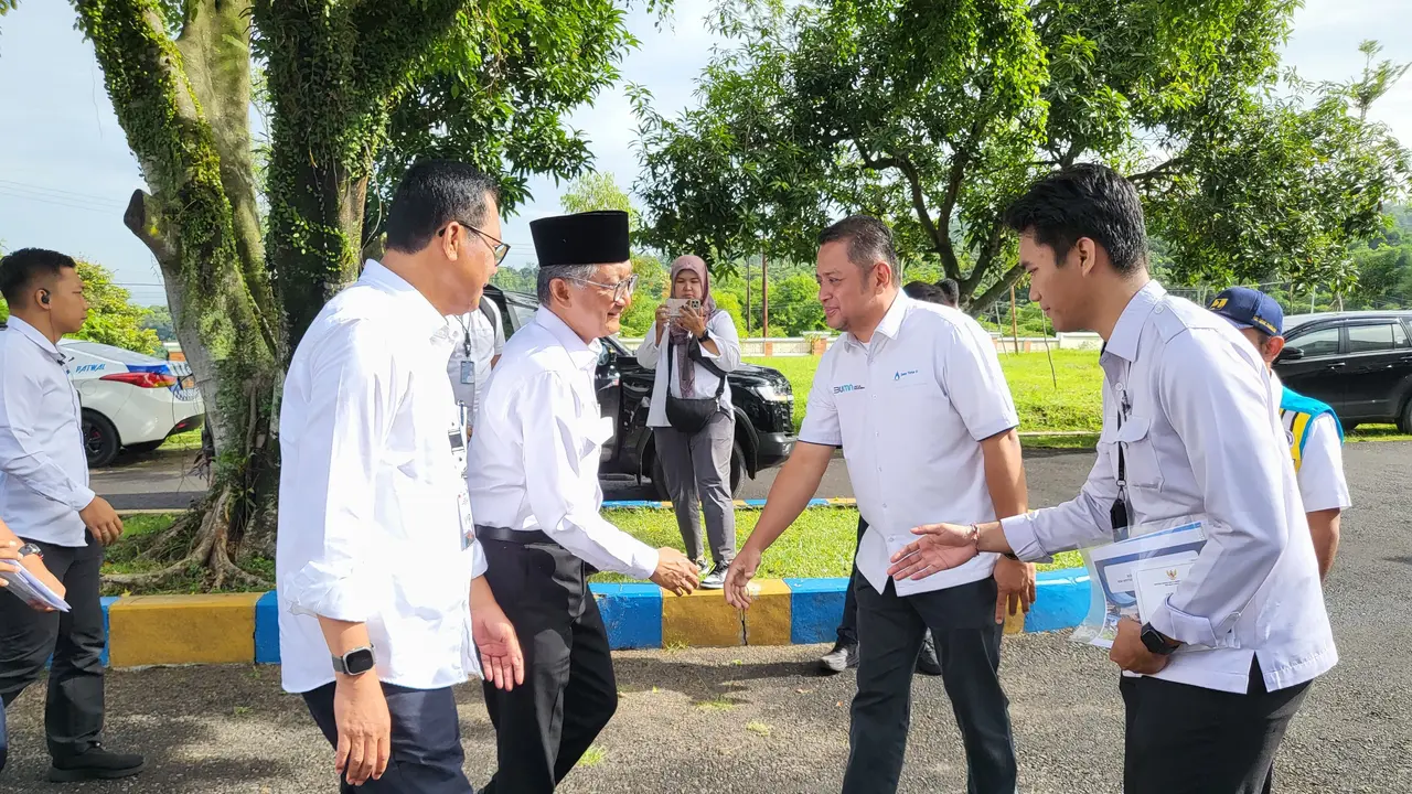 Menteri Pekerjaan Umum (PU) Dody Hanggodo didampingi Direktur Utama Jasa Tirta II Imam Santoso juga Direktur Operasi dan Pemeliharaan Jasa Tirta II Anton Mardiyono meninjau Bendungan Jatigede pada Senin 20 Januari 2024 (Istimewa)