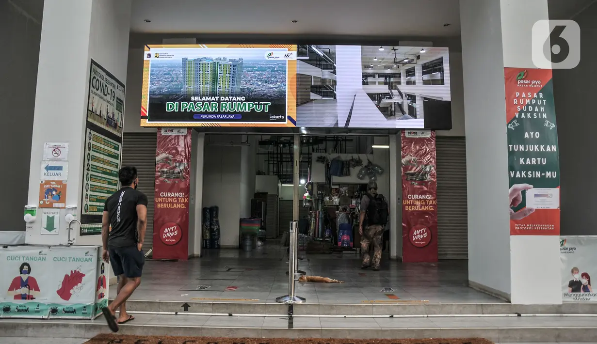 Warga memasuki salah satu pintu masuk pasar yang berada satu gedung dengan Rusun Pasar Rumput, Manggarai, Jakarta, Senin (20/9/2021). Rusun yang dibangun oleh Kementerian PUPR dengan biaya Rp970 miliar itu memiliki 1.984 unit hunian tipe 36 di lantai 4-25. (merdeka.com/Iqbal S. Nugroho)