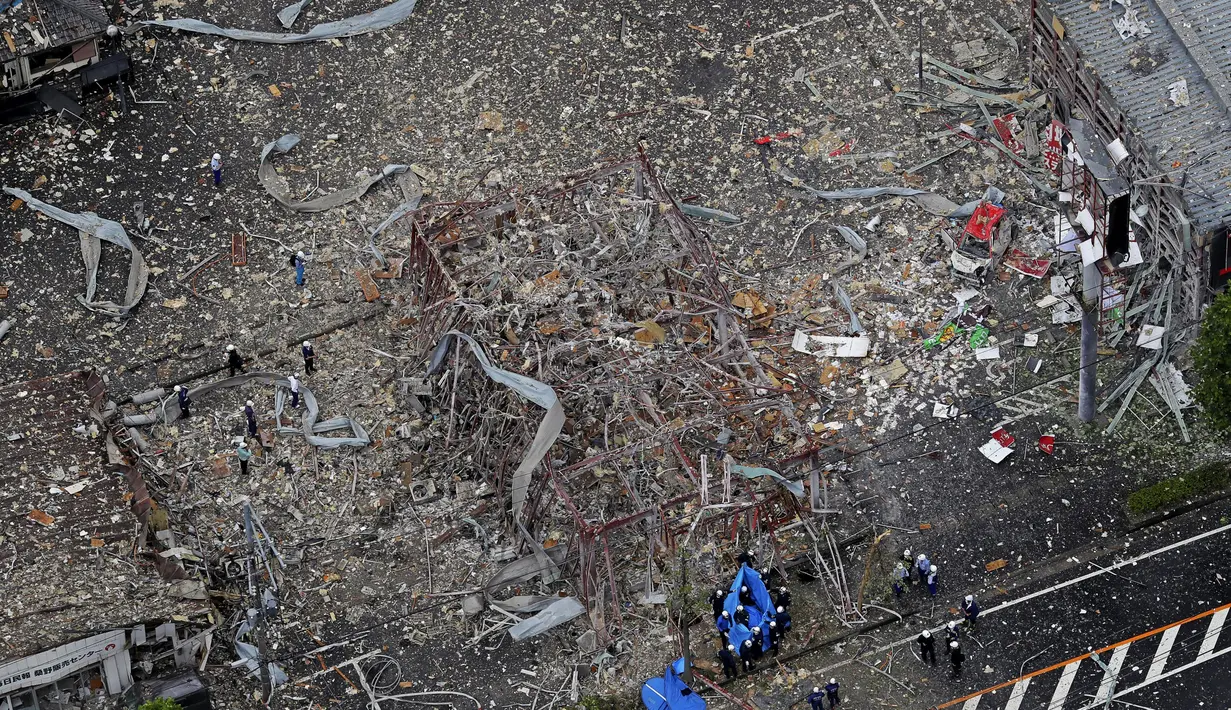 Penyelidik bekerja di lokasi ledakan di Koriyama, Prefektur Fukushima, Jepang utara, Kamis, (30/7/2020). Setidaknya lebih dari puluhan orang terluka dan dibawa ke rumah sakit setelah ledakan akibat kebocoran gas menghantam dinding, jendela, dan bangunan di lingkungan tersebut. (Berita Kyodo via AP)