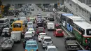 Sejumlah kendaraan mengantri untuk bisa melewati perempatan Jalan Matraman Raya, Jakarta, Selasa (19/1/2016). Jalan Matraman Raya yang mengarah Kramat Raya macet parah imbas dari perbaikan saluran air. (Liputan6.com/Helmi Fithriansyah)