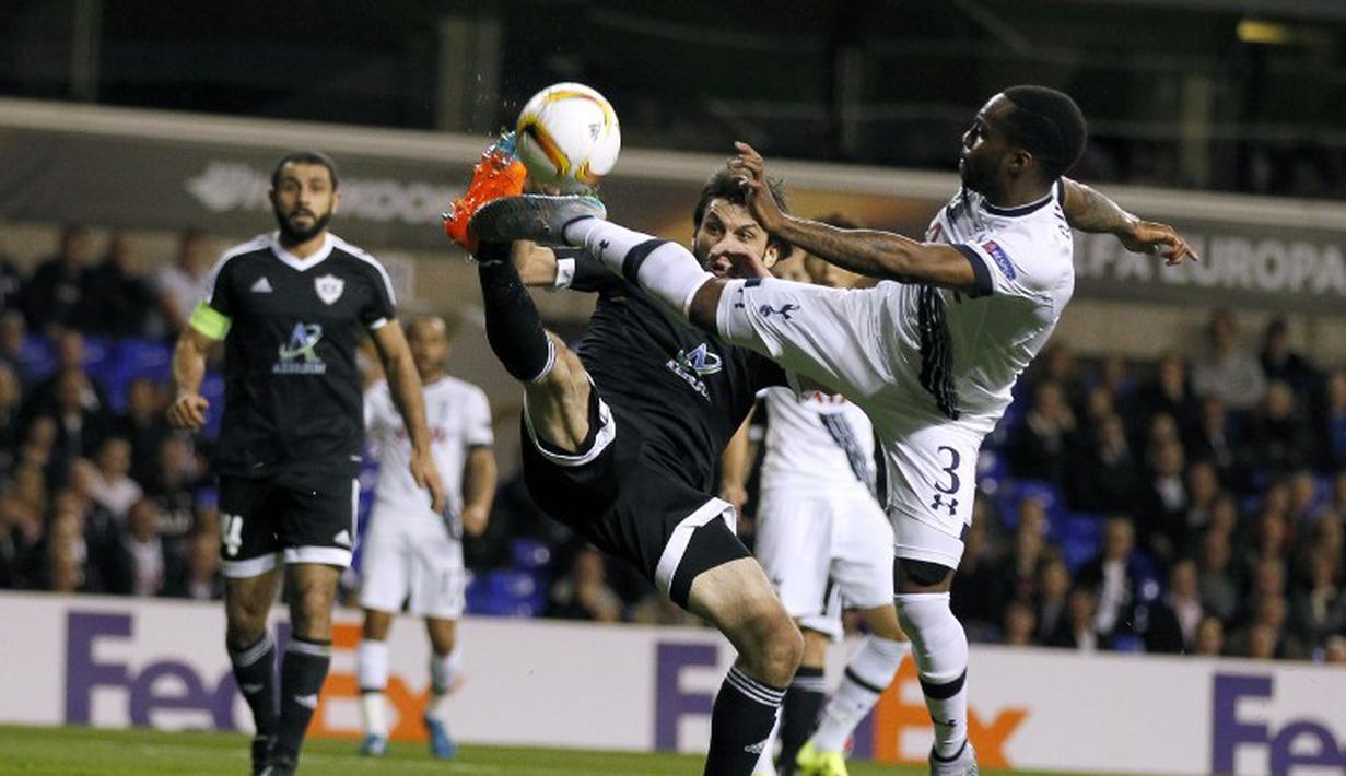 Pemain Tottenham Hotspur, Danny Rose (kanan), berebut bola dengan pemain Qarabag, Azeri Badavi Huseynov di laga Grup J Liga Europa, Jumat (18/9/2015) dini hari WIB. (AFP Photo/Ian Kington)