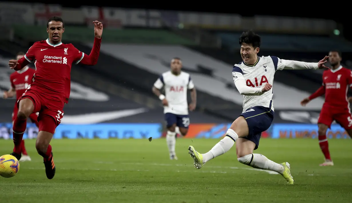 Penyerang Tottenham, Son Heung-min (kanan) menembak bola ke gawang Liverpool pada pertandingan lanjutan Liga Inggris di Stadion Tottenham Hotspur, London, Jumat (29/1/2021). Hasil ini membuat Liverpool mengakhiri puasa kemenangan di Premier League setelah melewati lima laga. (Nick Potts/Pool via AP)