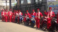 Para pengojek di Citayam, Depok, memanfaatkan musim libur lebaran dengan menggunakan pakaian khas Si Pitung. (Liputan6.com/Ady Anugrahadi)