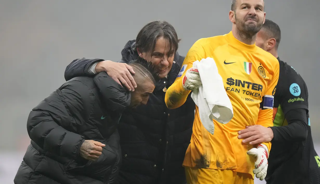 Skor 1-0 di babak pertama tak berubah hingga berakhirnya pertandingan. Tambahan 3 poin ini sekaligus memperkuat tim asuhan Simone Inzaghi di puncak klasemen Liga Italia musim 2021/2022. (AP/Luca Bruno)