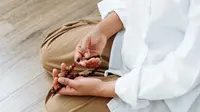Seorang muslim sedang berdzikir (Credit: Pexels)