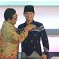 Menteri Desa, Pembangunan Daerah Tertinggal dan Transmigrasi Republik Indonesia, Dr. Drs. Abdul Halim Iskandar, M.Pd., menyerahkan penghargaan kepada Bupati Trenggalek, Mochamad Nur Arifin di Graha Sabha Pramana, Universitas Gadjah Mada, Yogyakarta.