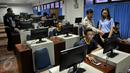 Siswa ikuti ujian teori membuat sim di Samsat, Daan Mogot, Jakarta, (1/11/2015). Sebanyak 250 peserta yang berasal dari 10 sekolah di Jakarta, Depok, Tangerang dan Bekasi telah mengikuti kegiatan Michelin Tunjukkin Safetymu. (Liputan6.com/Johan Tallo)