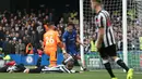 Pemain Chelsea Alvaro Morata merayakan golnya usai membobol gawang Newcastle dalam pertandingan Liga Inggris di Stamford Bridge, London (2/12). (Steven Paston / PA via AP)