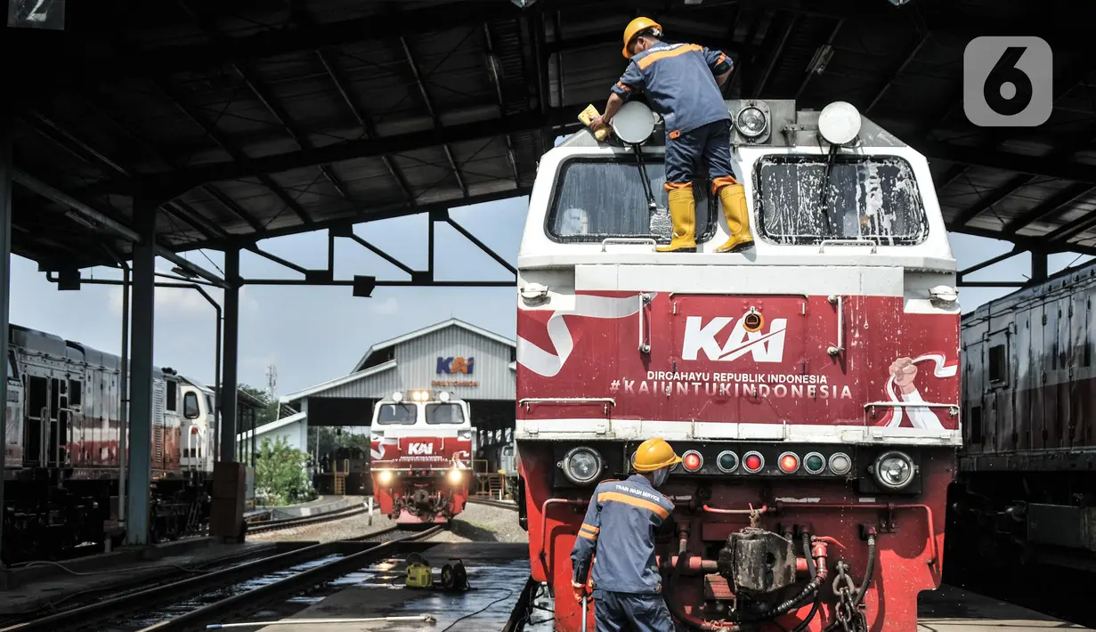 Petugas saat mencuci lokomotif kereta jarak jauh di Depo KA Cipinang, Jakarta Timur, Selasa (6/9/2022). Depo Kereta Cipinang merupakan fasilitas perawatan kereta terbesar di Indonesia yang berfungi sebagai tempat pemantauan kelayakan lokomotif dan gerbong sebelum beroperasi. (merdeka.com/Iqbal S Nugroho)