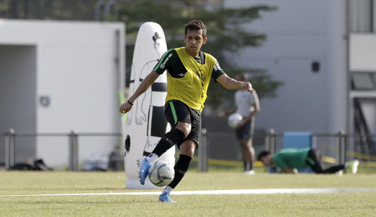 Pemain Timnas Indonesia U-23, Egy Maulana, mengontrol bola saat latihan di Lapangan G, Senayan, Rabu (6/11). Jelang SEA Games 2019, Timnas Indonesia U-23 terus pertajam transisi pemain. (Bola.com/Yoppy Renato)