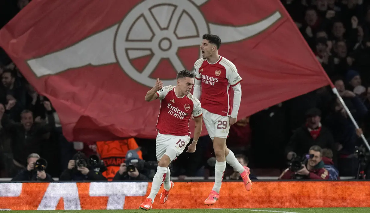 Selebrasi gelandang Arsenal, Leandro Trossard (kiri) bersama Kai Havertz setelah mencetak gol penyeimbang 2-2 ke gawang Bayern Munchen pada laga leg pertama babak perempatfinal Liga Champions 2023/2024 di Emirates Stadium, London, Selasa (9/4/2024) malam. (AP Photo/Frank Augstein)