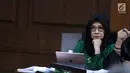 Terdakwa dugaan korupsi investasi perusahaan di Blok Basker Manta Gummy Australia Tahun 2009, Karen Agustiawan saat sidang lanjutan di Pengadilan Tipikor, Jakarta, Kamis (28/2). Sidang mendengar keterangan saksi. (Liputan6.com/Helmi Fithriansyah)