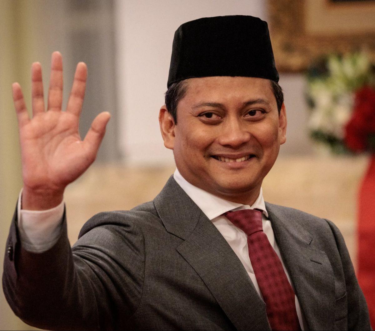 Wakil Menteri Keuangan yang baru Thomas Djiwandono tersenyum dan melambaikan tangan kepada awak saat acara pelantikannya di Istana Kepresidenan, Jakarta, Kamis (18/7/2024). Presiden Joko Widodo atau Jokowi resmi melantik keponakan Menteri Pertahanan yang 
