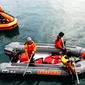 Tim SAR mengevakuasi jenazah pemancing yang tenggelam di dekat Pelabuhan Garongkong, Kabupaten Barru, Sulawesi Selatan. (Liputan6.com/Achmad Yusran)