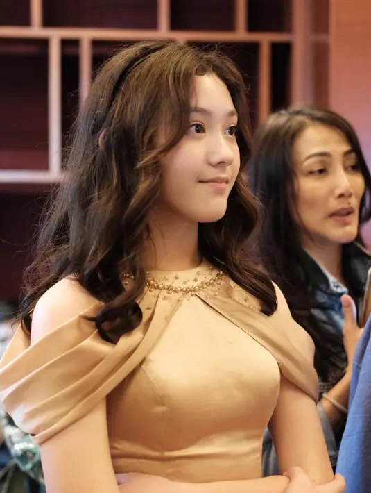 Bagaimana menurutmu, Sahabat FIMELA? Bukankah anak perempuan Nafa Urbach, Mikaela Lee memang memiliki pesona yang luar biasa? [Foto: Instagram/nafaurbach]