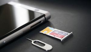 Sebelum terlambat, buruan daftarkan sim prabayar kamu. Begini cara registrasi kartu Indosat, Telkomsel, XL, Smartfren dan Tri. (Foto: CrackBerry.com)