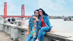 Seperti inilah potret kerja sambl liburan Tyas Mirasih dan Tengku Tezi. Keduanya terlihat selalu nempel dan tak bisa dipisahkan. (Liputan6.com/IG/@tyasmirasih).