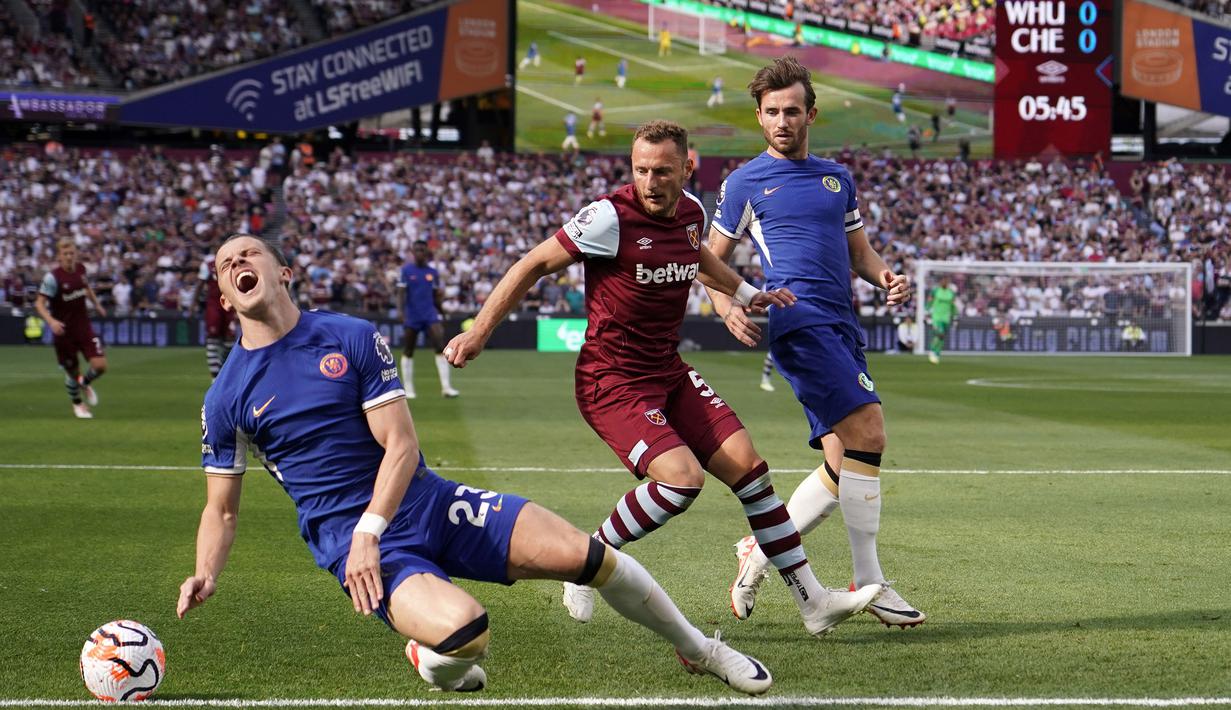 Pemain West Ham, Conor Gallagher (kiri) mengeram kesakitan setelah berebut bola dengan pemain Chelsea, Vladimir Coufal pada laga pekan kedua Liga Inggris 2023/2024 di London Olympic Stadium, London, Minggu (20/08/2023) malam WIB. (AP Photo/Alberto Pezzali)