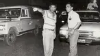 Gambar yang diambil pada awal 1990-an memperlihatkan Rodrigo Duterte (kiri) yang masih menjabat sebagai Wali Kota Davao, membantu seorang polisi untuk mengatur kemacetan lalu lintas di jalanan pusat kota Davao, Filipina selatan. (REUTERS/Renato Lumawag)
