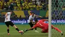 Laga kedua timnas berlangsung ketat dan sengit. Hingga akhir babak pertama, tidak gol yang tercipta baik untuk tim tuan rumah Brasil maupun Uruguay. (NELSON ALMEIDA/AFP)