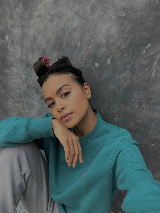 Bagi pemilik kulit gelap lainnya seperti Eva Celia, jangan takut memakai warna turquoise atau tosca untuk memancarkan kilauan alami kulit kita (Foto: Instgaram @evacelia)