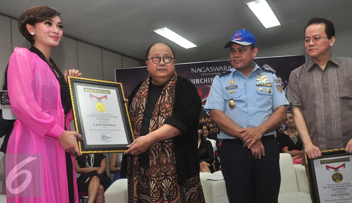 Zaskia Gotik menerima penghargaan Museum Rekor Indonesia (MURI), Jakarta, Jumat (15/4). Peluncuran The Album 25 DanceDhut Nation 2016 memperoleh rekor Muri sebagai album kompilasi dari penyanyi terbanyak. (Liputan6.com/Herman Zakharia)