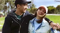 Pose Bareng Pacar, Chelsea Islan Beri Tatapan Genit