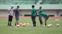 Pelatih timnas Indonesia, Alfred Riedl memberikan instruksi pada anak asuhnya di Stadion Manahan Solo. (Fajar Abrori/Liputan6.com)