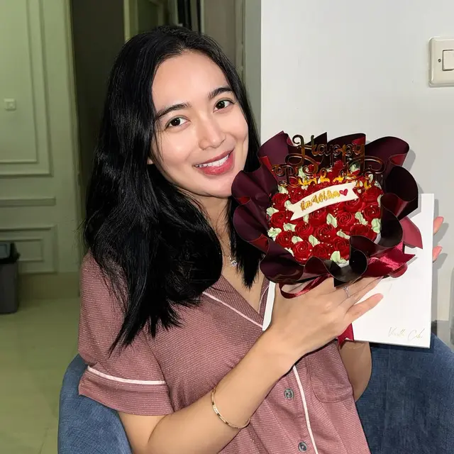 Model Baju Santai Wika Salim saat di Rumah