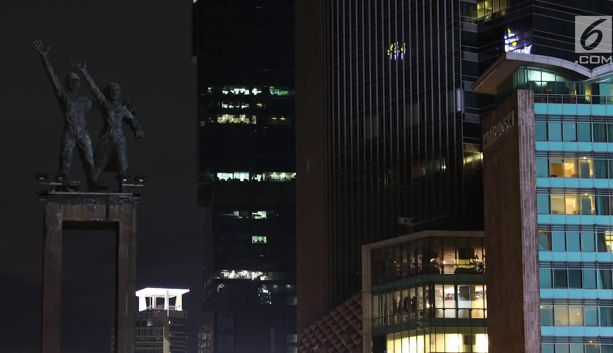 Patung Bundaran HI saat lampu dipadamkan pada peringatan Earth Hour 2018 di Jakarta, Sabtu (24/3). Earth Hour dilakukan untuk efisiensi energi yang berdampak pada penanggulangan perubahan iklim. (Liputan6.com/Immanuel Antonius)
