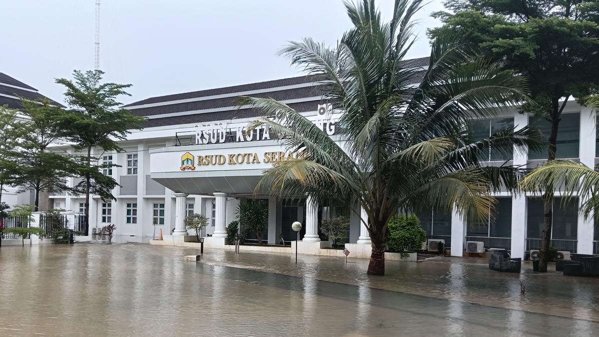 Banjir Kepung Banten, Sejumlah Pasien RSUD Kota Serang Digendong Masuk ke Lobi