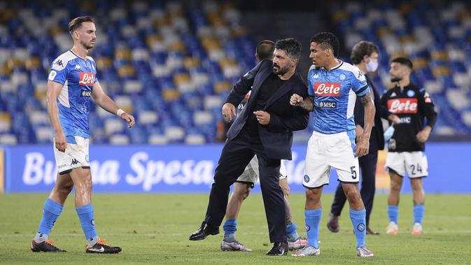 Pelatih Napoli Gennaro Gattuso (tengah) merayakan kemenangan timnya atas Inter Milan pada leg kedua semifinal Coppa Italia di San Paolo Stadium, Naples, Italia, Sabtu (13/6/2020). Pertandingan berakhir 1-1, Napoli lolos ke final Coppa Italia dengan agregat 2-1. (Cafaro/LaPresse via AP)