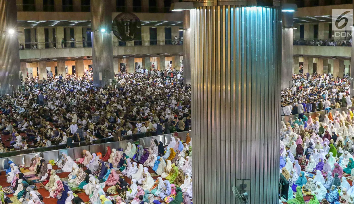 Ribuan umat muslim melaksanakan salat tarawih pertama Ramadan 1440 H di Masjid Istiqlal, Jakarta, Minggu (5/5/2019). Salat tarawih dilaksanakan setelah pemerintah melalui Menteri Agama menetapkan awal Ramadan jatuh pada Senin 6 Mei 2019 usai sidang isbat (LIputan6.com/Helmi Fithriansyah)